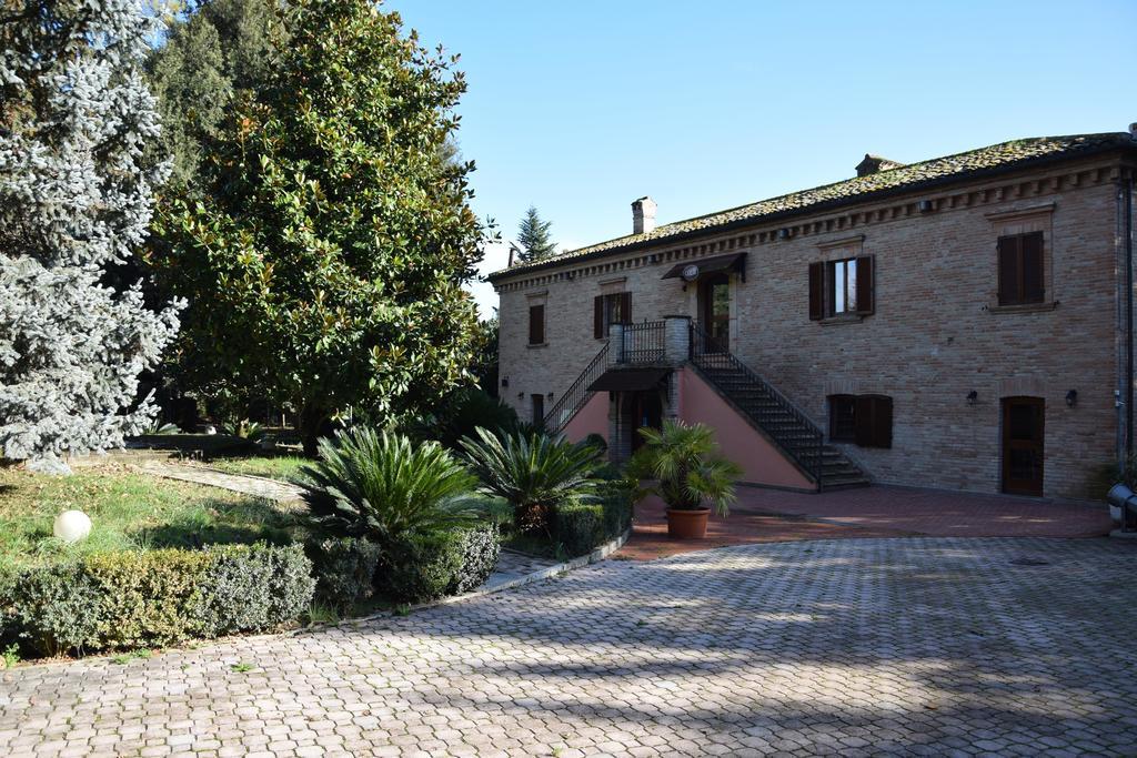 Hotel Il Boschetto Tolentino Bagian luar foto